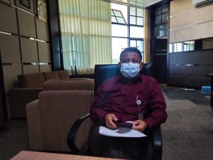 Wakil Rektor III UHO, Nur Arafah saat ditemui di ruang kerjanya