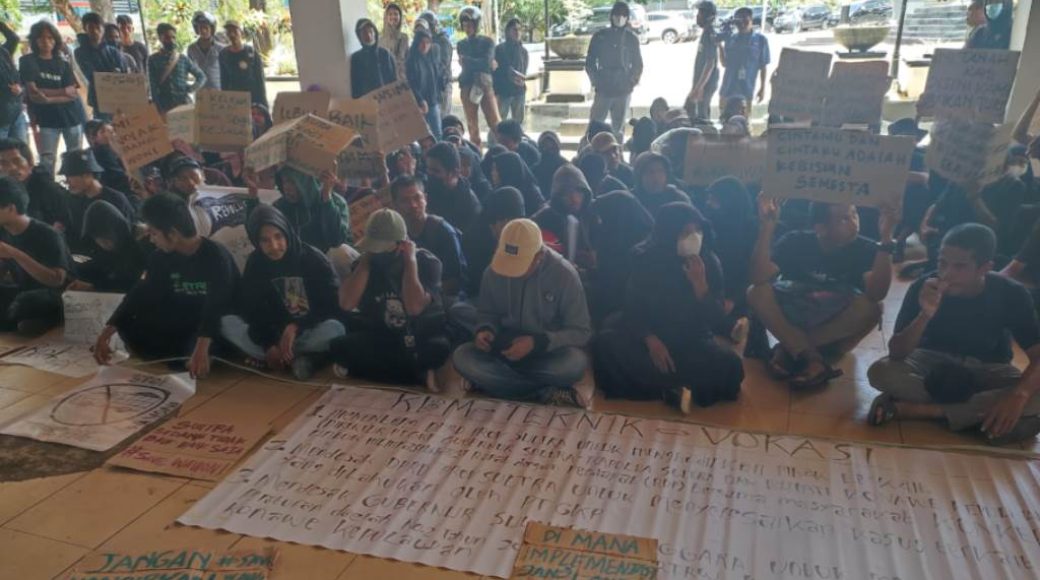 Mahasiswa UHO memadati area depan gedung DPRD Sultra saat demonstrasi