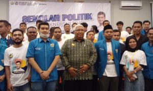 Gubernur Didampingi Ketum KNPI, Alvin (kemeja biru) Sekum KNPI Sultra, Muh. Daulat (jas biru), pengurus KNPI dan perwakilan peserta sekolah politik
