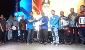Gubernur Sultra saat menerima penghargaan KNPI Award, yang diserahkan langsung oleh Ketum DPP KNPI