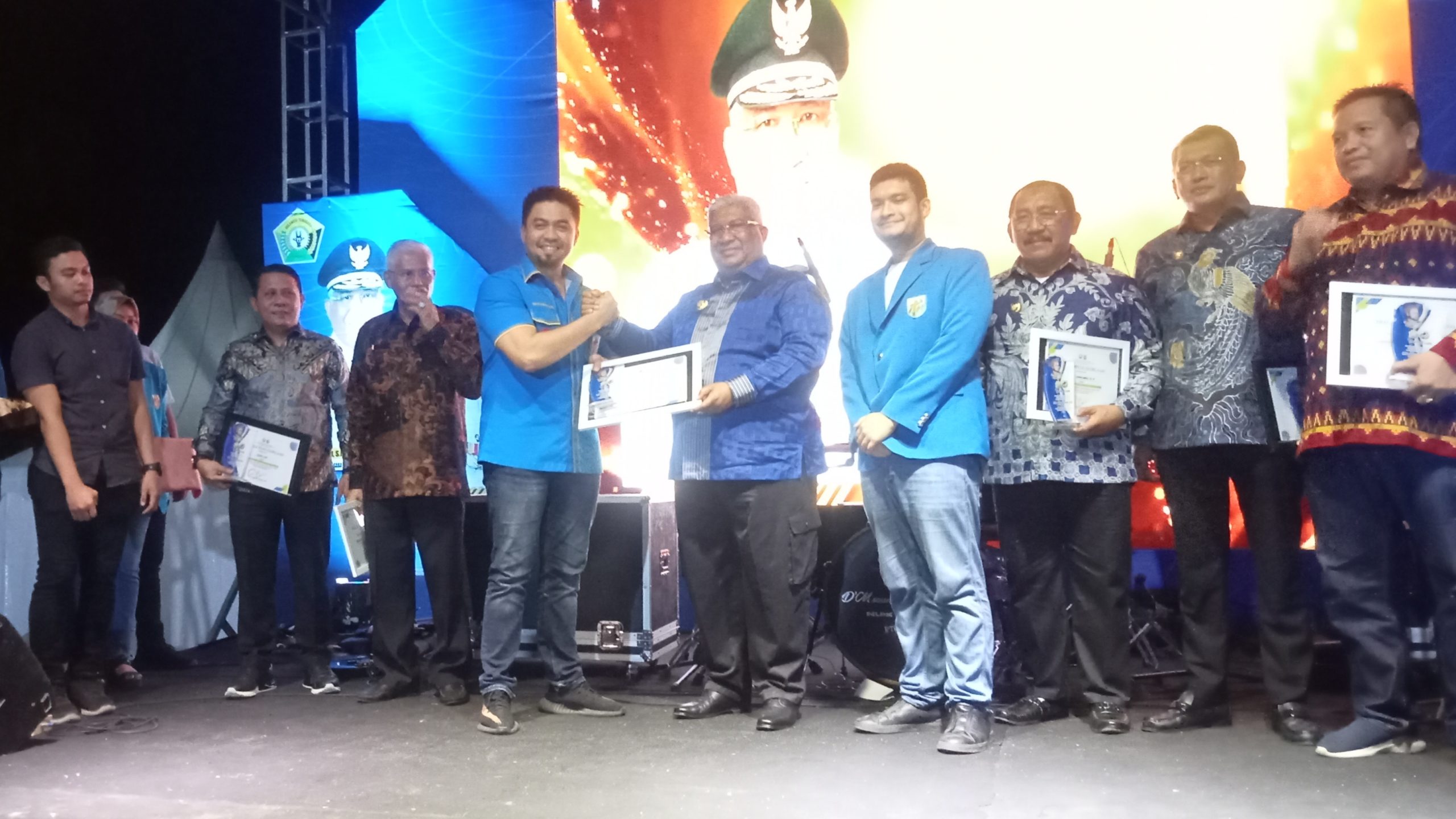 Gubernur Sultra saat menerima penghargaan KNPI Award, yang diserahkan langsung oleh Ketum DPP KNPI 